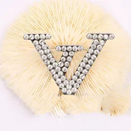 Famous Design Brand Desinger Brooch Women Rhinestone Pearl Letter Brooches Suit Pin Luxurys Fashion Jewelry Clothing Decoration High-Quality Accessories Style-2