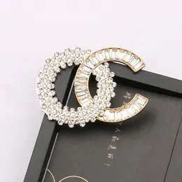 Lyxdesignm￤rke Desinger Brosch Women Crystal Rhinestone Pearl Letter Brooches Suit Pin Fashion Gifts Smycken Kl￤der Dekoration Tillbeh￶r FAMOUS DESIGN-2