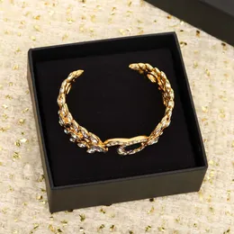 Pulseiras abertas de charme de qualidade luxuosa com design de diamante e oco em ouro 18k banhado a ouro 18k com carimbo de caixa PS7371A