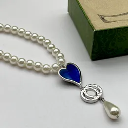 Collar de diseñadores breves para mujeres Black Blue Love Colgante Pearl Jewelry Collars Marcas Cadena de plata Carta de plata G22120705