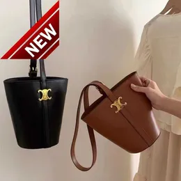 Kadın Tasarımcı Çantaları Sonbahar ve Kış 2023 Yeni Zafer Kemeri Kovası Kadınlar Tek Omuz El EL TAVSİYELİ Crossbody Çanta Fabrikası Doğrudan Satışlar