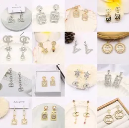 Lotti misti 18k oro oro placcato 925 argento semplici designer di lusso lettere geometriche famose donne da donna cristallo rhinestone orecchino di perla
