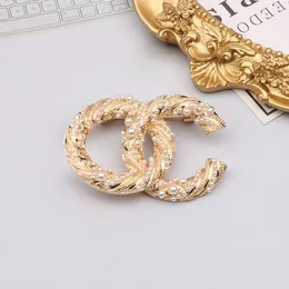 علامة التصميم الفاخرة العلامة التجارية Desinger Brooch Women Crystal Rhinestone Pearl Letter Stup Suit Pin Gifts Modern Gifts Jewelry Clothing Decoration Accessories Fajor