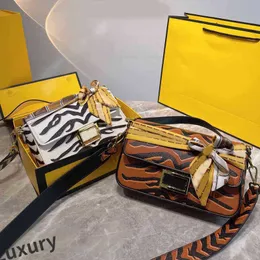 Роскошный дизайнер -дизайнер багет с плечами женщина женский тигр для рисунки сумочка кожа кросс -кулаки лоскут. Проверка нить кошелек двойной буквы 221208