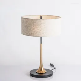 Lampade da tavolo Lampada da soggiorno semplice postmoderna in stile nordico Designer creativo Esempio di studio e copertura in tessuto di ferro per camera da letto