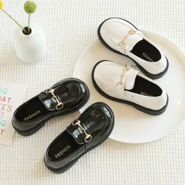 Barn loafers metall black pu läder slip-on 21-36 barn platt skor plattform rune toe vår kortfattad stil pojkar flickor sko