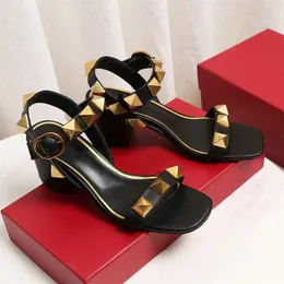 2024 Мода Valentinocity Designer Ladies Sandals Кожа, указывающая на средние высокие каблуки UUD 24.5.90MB