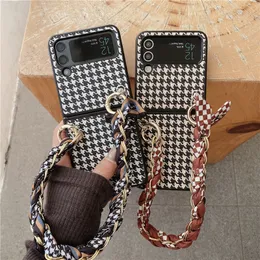 Folding Silk Armband Houndstooth Telefonfodral f￶r Samsung Galaxy Z Flip4 Flip3 5G rep Vintage Leather Vogue Protective Shell Suffs￤ker