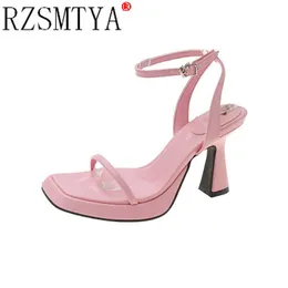 Sandálias 2022 Salto de primavera/verão grosso com saltos altos Design Sense Niche Pink Sexy água à prova d'água Plataforma quadrada Sandal Girl T2221209