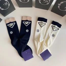 Männer Frauen Designer-Buchstaben Sportsocken Mode lange Socken mit Aufdruck 2020 Neuankömmling Bunte hochwertige Damen- und Herrenstrümpfe Freizeitsocken