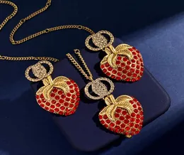 Truskawkowe kolczyki Diamentowe Designer Naszyjniki dla kobiet wisiorek moda liter złota ćwieki luksusowe hoop kolczyki zestaw biżuterii Ne9637555