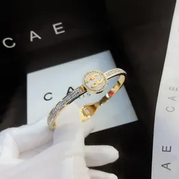 Designer 18k guldarmband Lyxmärke Kärleksarmband Designat för kvinnor High Sense Fritillary Diamantarmband Modeaccessoarer Bröllopsfest Smycken Present