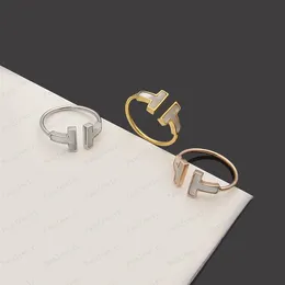 مصمم الأزياء الفاخرة خاتم السيدات حلقة مفتوحة المجوهرات الكلاسيكية 18K الفضة مطلي الزفاف بالجملة قابل للتعديل مع مربع