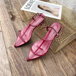 Nowy minimalistyczny projekt Flat Sandals Sandals 2020 Sandały modowe Europejskie i amerykański styl modelu buty damskie T221209 959