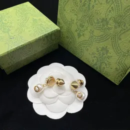 Projektant mosiężny materiał podwójny literę urok kolczyki Aretes luksusowe perły koluszki nitów Back Bijoux Women Party Prezent