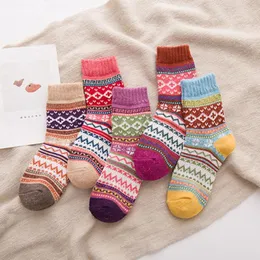 Women Socks Qisin 1Pair Casual mjuk tjock varm ull blandar vinter kvinnor retro stil f￤rgglad andas