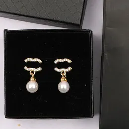 Orecchini di marca placcati in oro 18 carati Orecchini a forma di lettera Orecchini a bottone da donna Orecchini geometrici con perle di cristallo per accessori per gioielli da festa di nozze ER0008