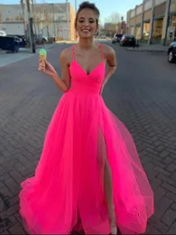 라인 V 넥 핫 핑크 얇은 명주 그물 댄스 파티 드레스 긴 스파게티 스트랩 정장 저녁 파티 가운 섹시 슬릿 졸업 드레스