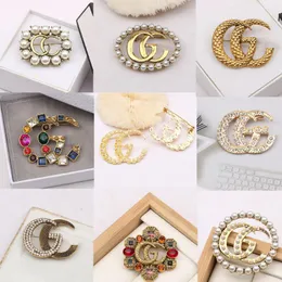20 styl marka projektant G list broszki kobiety luksusowe Rhinestone kryształowa perła broszka garnitur przypinka metalowa biżuteria akcesoria