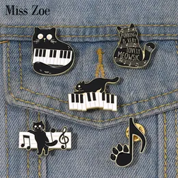 흑백 키 피아노에 에나멜 핀 고양이와 음표 브로치 옷깃 배지 아트 친구를위한 콘서트 쥬얼리 선물