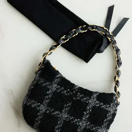 Fashion 5A Designer Qianniao Grid Black and White Matching Woolen Cloth Armpit Messenger Chest Bag Classic Letter Chain Handbag is Versatile V9022