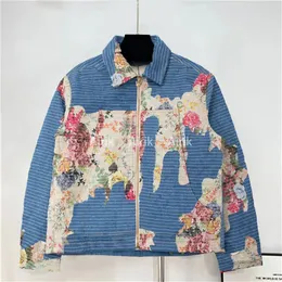 여성용 클래식 레트로 스타일 데님 재킷 - 인쇄 된 편지가있는 얇은 코트 - 캐주얼 및 세련된 외투 아웃웨어
