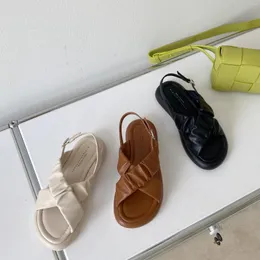 Sandaler varumärkesdesigner Sydkorea moln veckad korsband tjocksolade kvinnor 2022 Summer Fairy Wind Gentle Roman Shoes