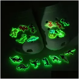 Ayakkabı Parçaları Aksesuarlar Moq 50pcs Floresan Croc Jibz Charms Dinozor Karikatür Aydınlık Charm Toclar Dekorasyonları 2D PVC Glow T DHVM3