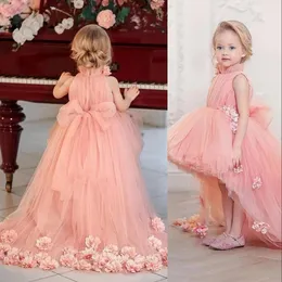 2023 erröten rosa Blumenmädchenkleider für Hochzeiten Stehkragen ärmellos handgemachte Blume Tüll Geburtstag Kinder Mädchen Pageant Kleider Hi Lo Länge Sweep Zug