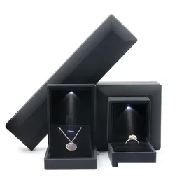 Cajas de joyería Caja de pulsera de lujo Caja de anillo colgante de boda cuadrada Regalo con luz LED para compromiso de propuesta 2049 Q2 Entrega de gota Dhxvc