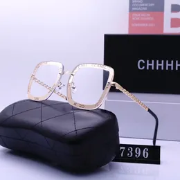 Designer solglasögon mode Sunscreen Lyxiga solglasögon för män kvinnor Strandskuggning UV-skydd polariserade glasögon trendig present med låda mycket vacker