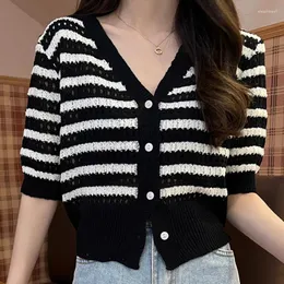 Kvinnors stickor 2022 Summer Women Top Vintage Black White Striped Patchwork Kort tröja Knapp Up V Neck Sticked Slim Hit Color Clothes