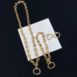 Armband ￶rh￤ngen halsband klassiska smycken tre stycken set polar de brincos de pulseira ￶rh￤nge designer f￶r kvinna mode 14k guld pl￤terad dubbel bokstav med l￥da