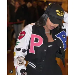 女性ジャケットデザイナー2023新しいファッションウェア秋と冬のカジュアルスレッドプリントコントラスト野球ユニフォームボンバーコート