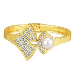Braccialetto aperto di lusso con diamanti irregolari incastonati di foglie di ginkgo a forma di ventaglio Bracciale aperto femminile perla asimmetrica alta gioielleria