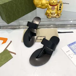 Tofflor män tofflor kvinna sko strand glider designer skor sandaler dam loafers flip flops sommar gummi botten bokstäver platt häl metall knapp lat luxu j230525