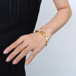 Bangle Trendy Titanium Steel Women Fashion Luxury Rivetes Geométricos para Festa de Aniversário de Aniversário Girl Birthday Jewelry Gift