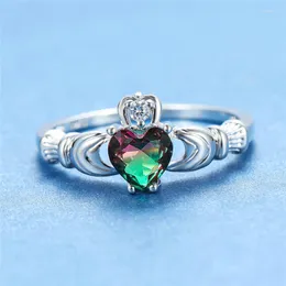 Anéis de casamento rongxing moda simples coração claddagh zircão de arco -íris para mulheres jóias de noivado de anel de cristal de ouro branco