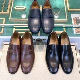 Отсуть обувь Официальный сайт синхронизирует классический стиль мужской кожи, который роскошен и элегантен.