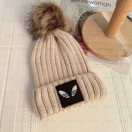 Tasarımcı Beanie Lüks Marka Yaprak Yün Şapkalar Kadınlar Şık Kürklü Top Örme Şapka Moda Kırmızı Pamuklu Katı Beanies Erkekler Bonnet 9 Renkler 2022