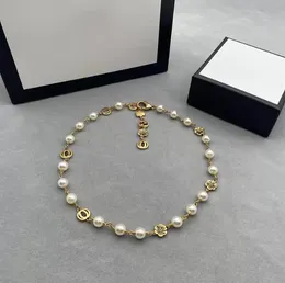 Szykowny naszyjnik kwiatowy designerka biżuteria Złoty łańcuch naszyjnik do damskiej luksusowe litery biżuterii z perłowymi naszyjnikami impreza