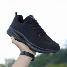 Le scarpe sportive usano design e materiali scientifici e ragionevoli