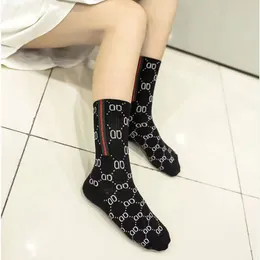 Designer-Männer- und Frauensocken mit mittleren Röhrenstrümpfen Seidenfiligrose Haufen Socken Alphabet Koreanische Version Casual Bright Sports verkaufen auf vier Paaren