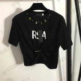 女性服Tシャツメタルロゴデコレーションラウンドネック半袖プルオーバートップコントラストカラーレタープリントピンデザインTEE