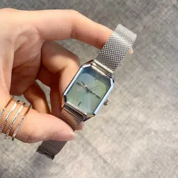 Мода Watch888 Высококачественные роскошные дизайнерские часы New Women Watch Poploy Style прямоугольник на циферблат часы Quartz Bristwatch Женские часы Relogio Montre Femme
