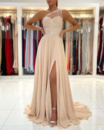 2023 Sexy arabische lange Brautjungfernkleider für Hochzeiten Champagner One Shoulder Illusion Spitze Applikationen Chiffon Side Split Party Sweep Zug Maid Honor Kleider