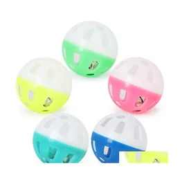 Cat Toys Pet Toy Hollow Plastic Colourf Ball med älskvärda klockor Slumpmässig färgvalp Kitten som spelar Drop Delivery Home Garden Supplies DHT09