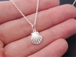 10PCSシェルネックレスSEASHELL PECTINID SCALLOP NAUTICAL ARIEL MERMAID NECKLACESOCEAN BEACHパーティー用かわいい巻き貝のネックレス