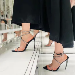 새로운 샌들 블랙 가죽 샌들 라인 석으로 장식 된 스트랩 스풀 힐 스카이 하이힐 11mm 여성용 여름 럭셔리 디자이너 신발 파티 힐 공장 신발