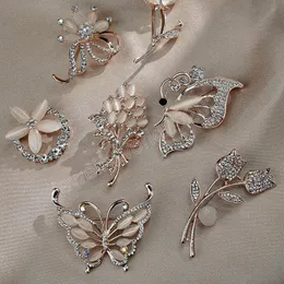 Opal Crystal Rhinestone Brooch Brooch Pin Bluckle Corsage Klip Butterfly Rose Flower BroOch Kobiet Girl Dress Suit Akcesoria z kołnierzem
